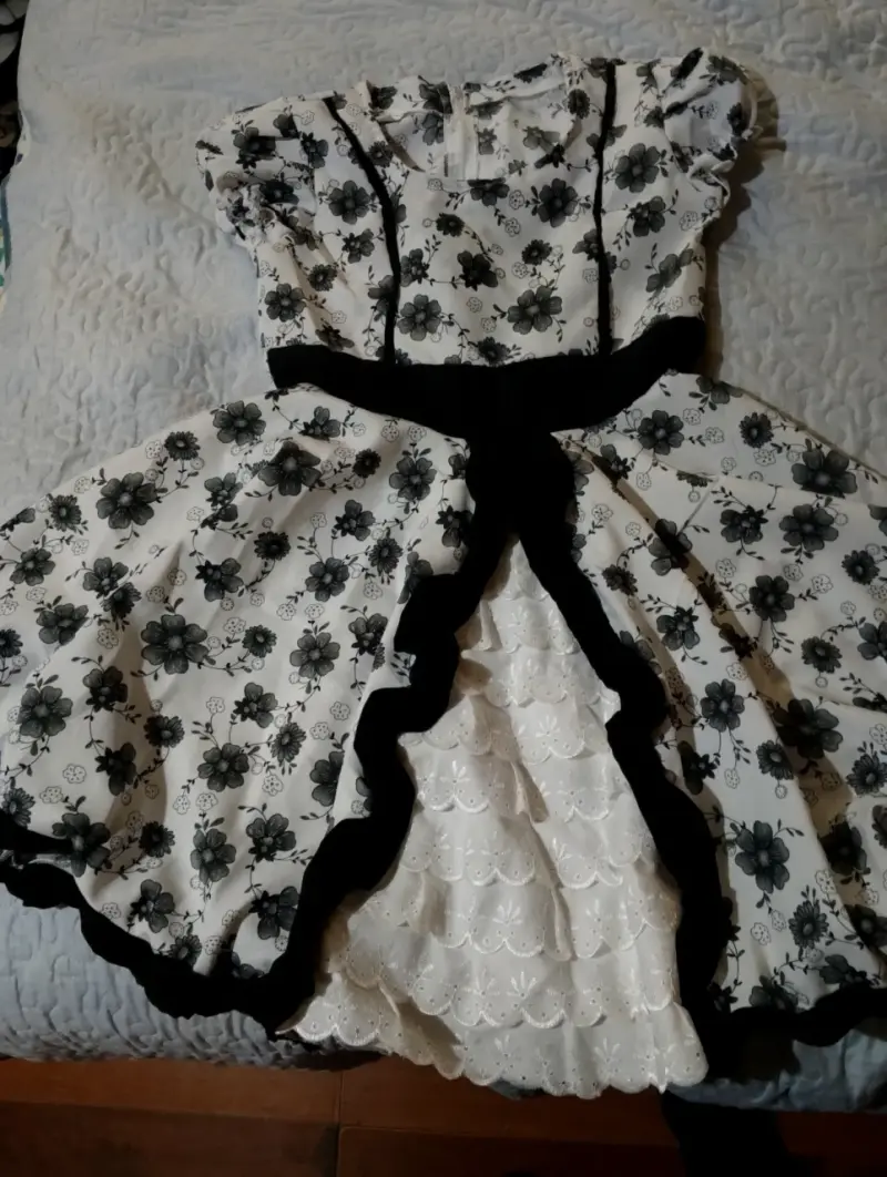 Vestido infantil floral blanco y negro con volantes