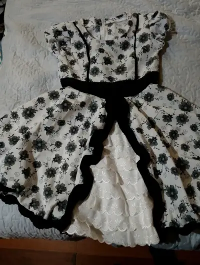 Vestido infantil floral blanco y negro con volantes - miniatura 1