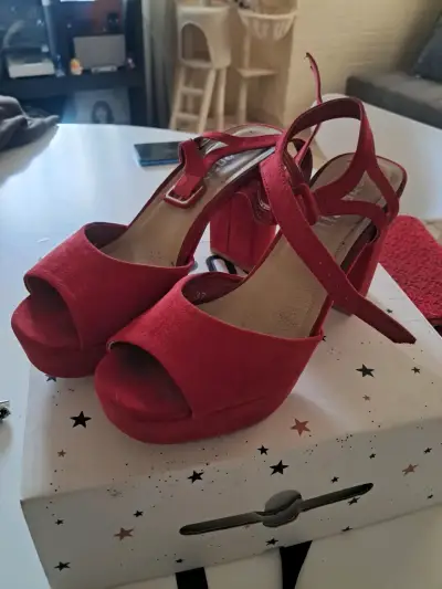 Vestido de encaje rojo con sandalias a juego - miniatura 3