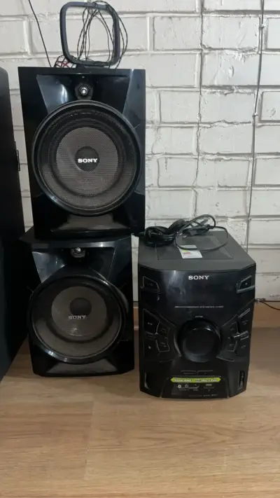 Sistema de sonido Sony con parlantes potentes - miniatura 1
