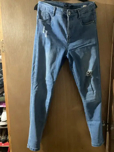Jeans de mujer desgastados en varios colores - miniatura 3