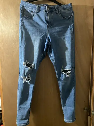 Jeans de mujer desgastados en varios colores - miniatura 5