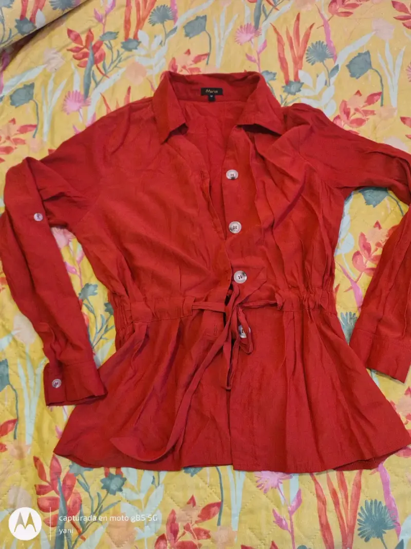 Blusa roja de mujer con cinturón ajustable