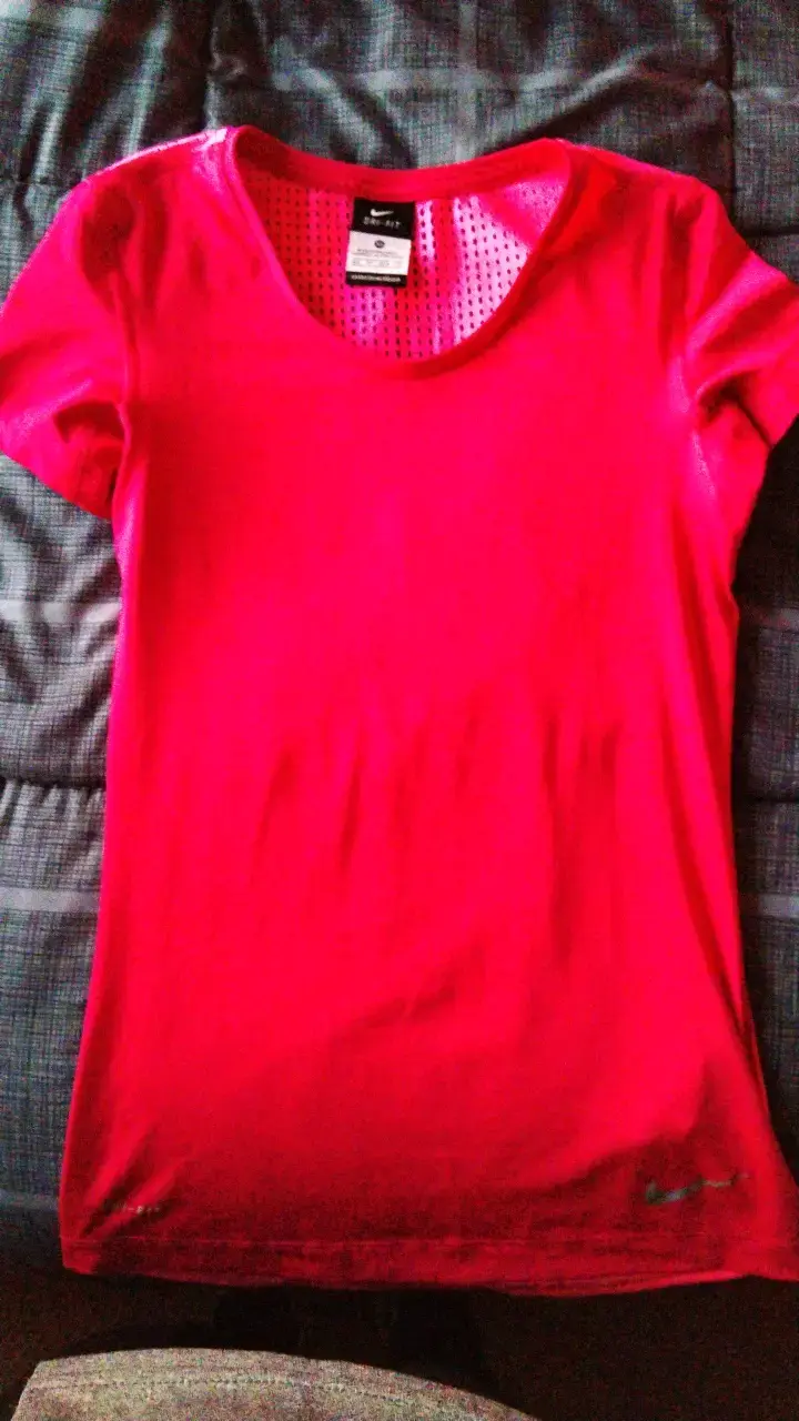 Polera deportiva rosa Nike para mujer