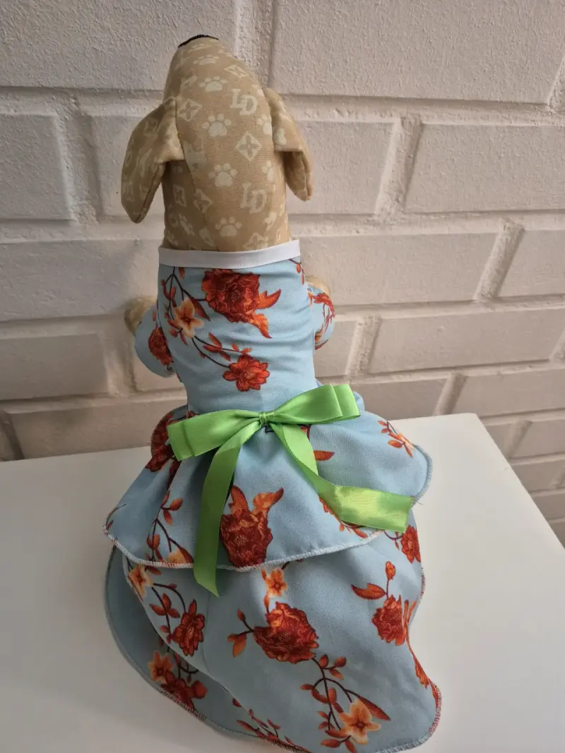 Vestido para perro con estampado floral y lazo verde - 1