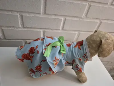 Vestido para perro con estampado floral y lazo verde - miniatura 2