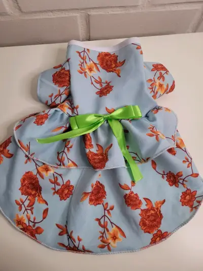 Vestido para perro con estampado floral y lazo verde - miniatura 3