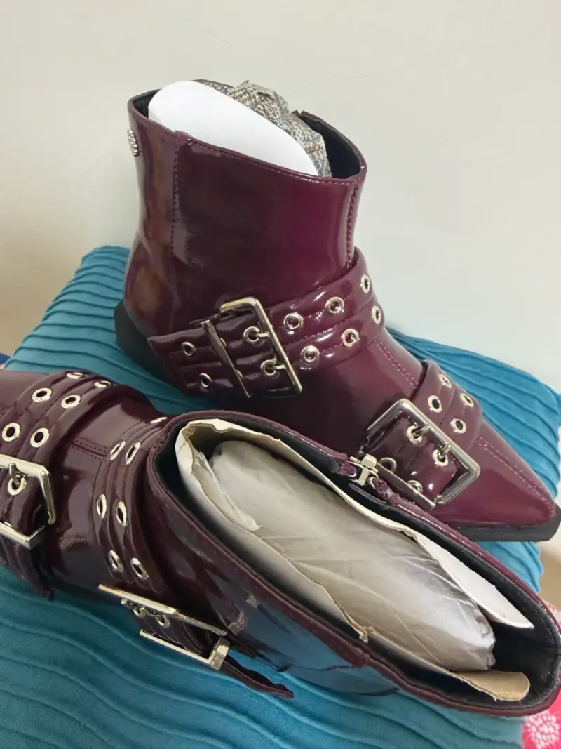 Botines de charol burdeos con hebillas - 2