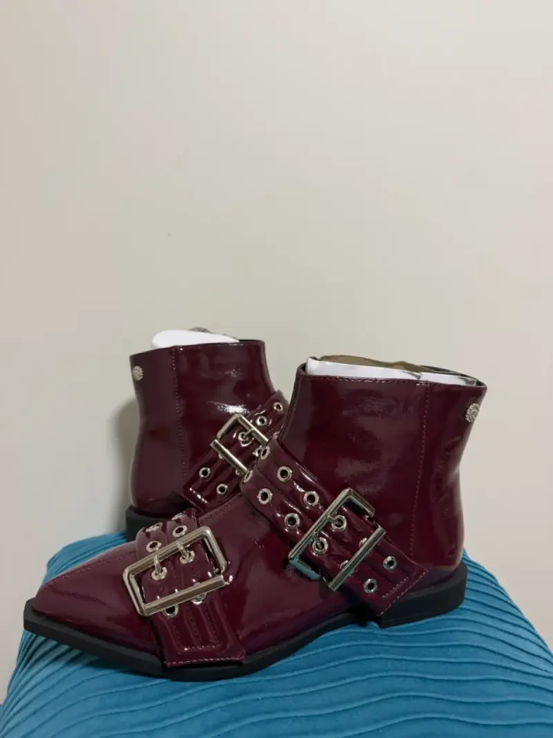 Botines de charol burdeos con hebillas - 4