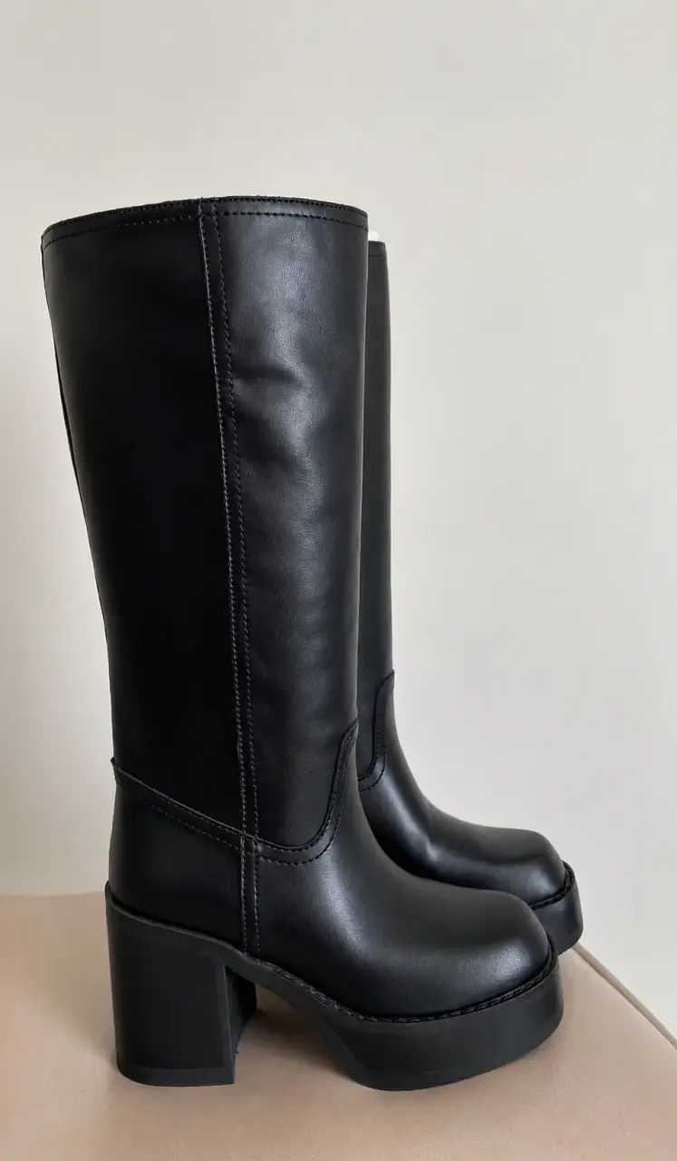 Botas negras de cuero con tacón alto