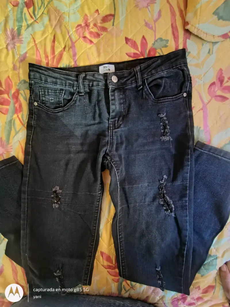 Jeans negros desgastados para mujer