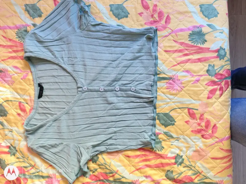 Polera verde claro con botones para mujer