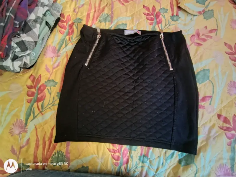 Falda corta negra con diseño acolchado