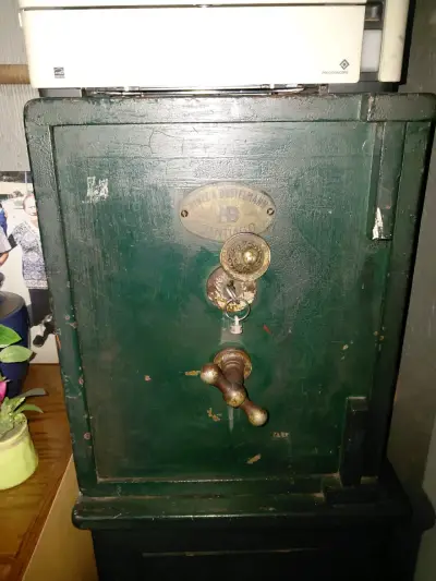 Caja fuerte antigua verde con cerradura - miniatura 1