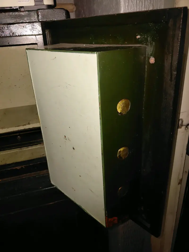 Caja fuerte antigua verde con cerradura - 2