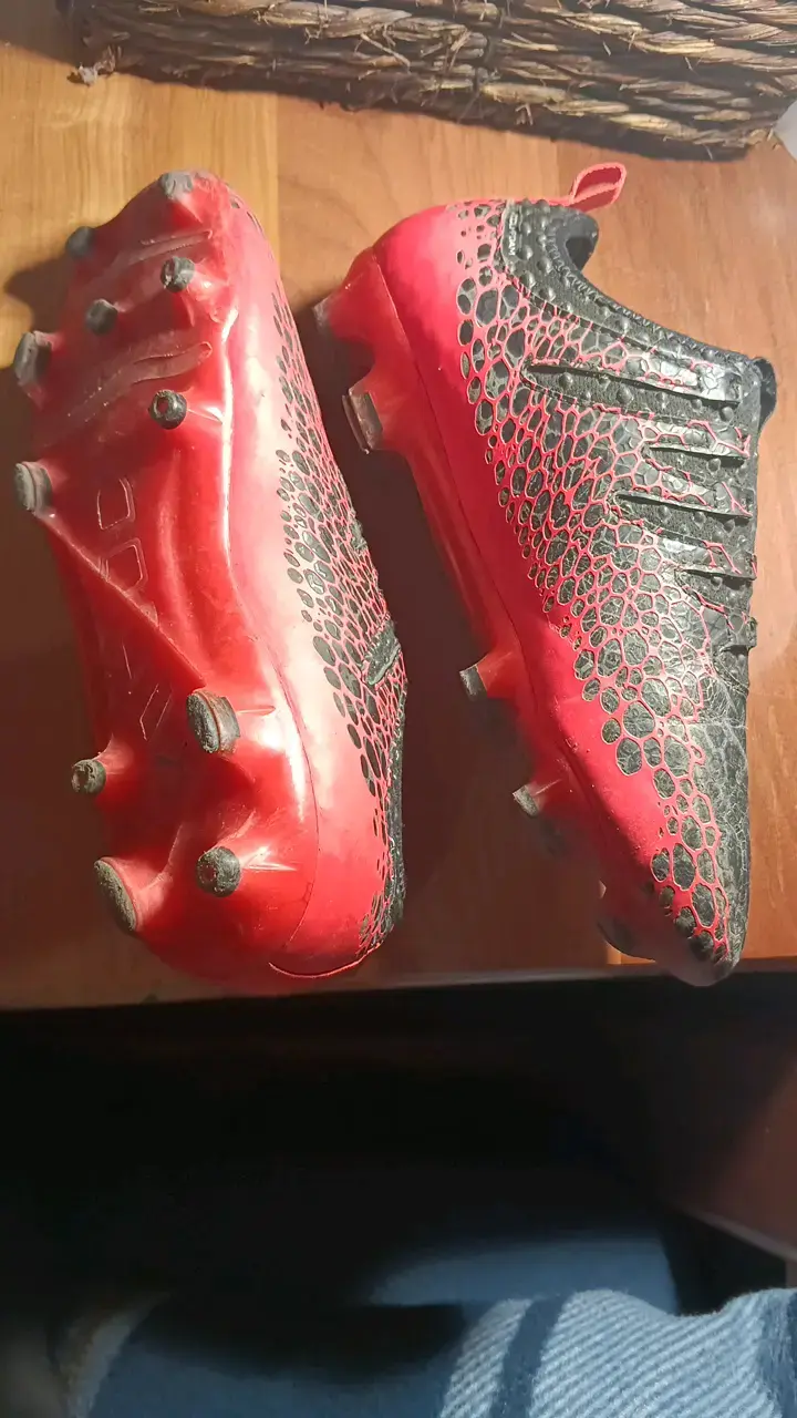 Botines de fútbol Puma rojos y negros - 1