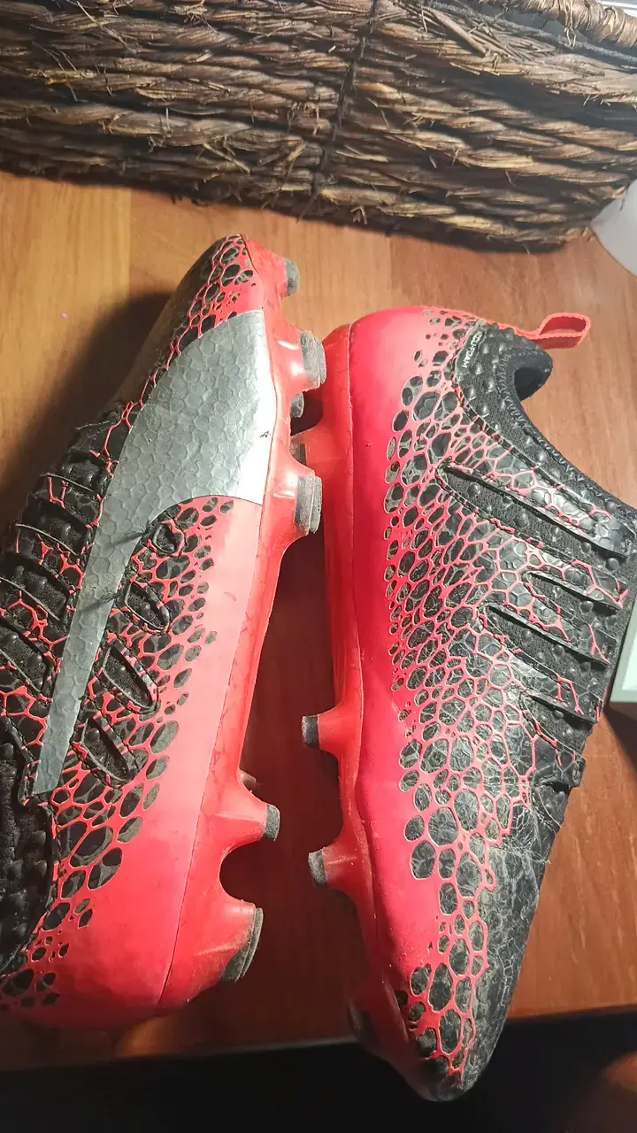 Botines de fútbol Puma rojos y negros - 2
