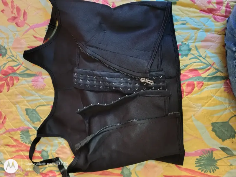 Faja reductora negra con cierre y broches