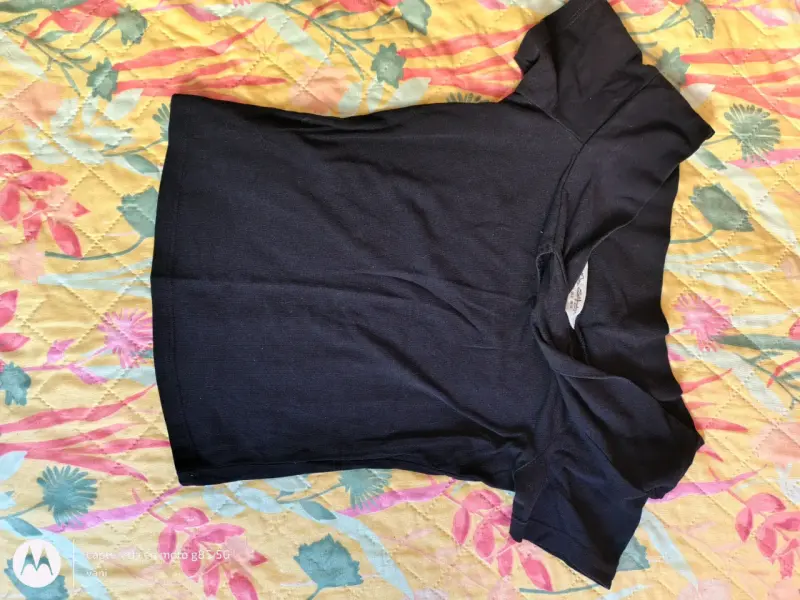 Polera negra de mujer con cuello en V