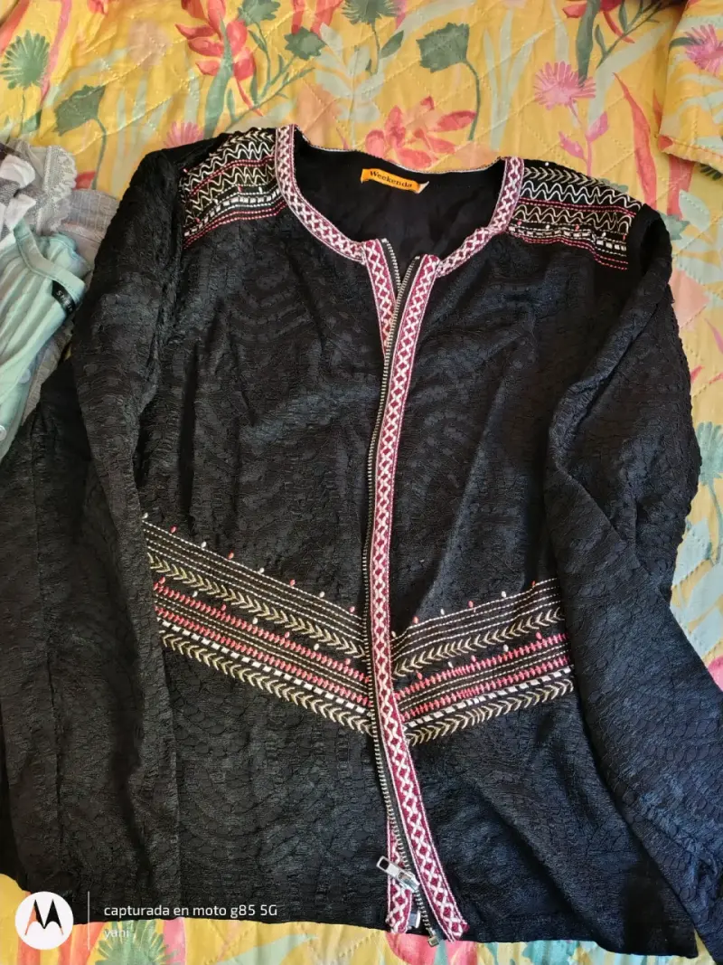 Chaqueta negra con bordados Weekend