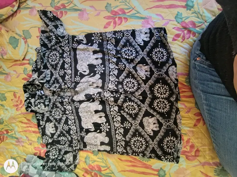 Blusa estampada con elefantes en blanco y negro