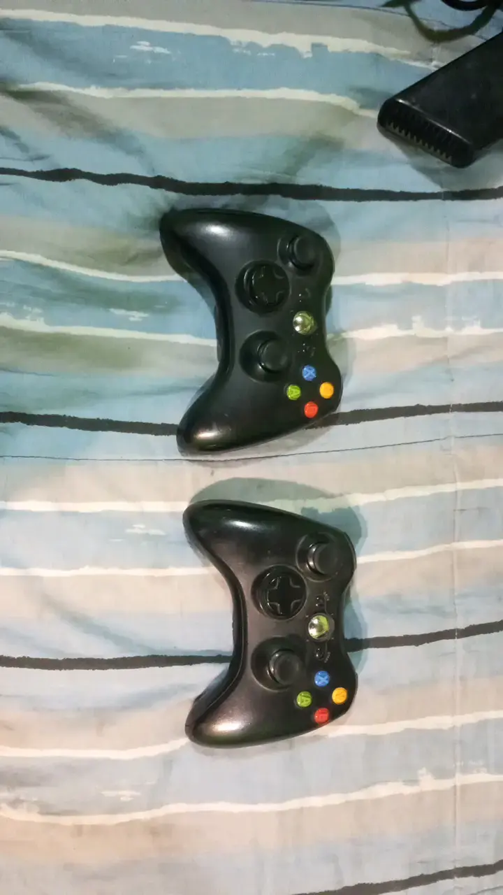 Consola Xbox 360 con dos controles - 1