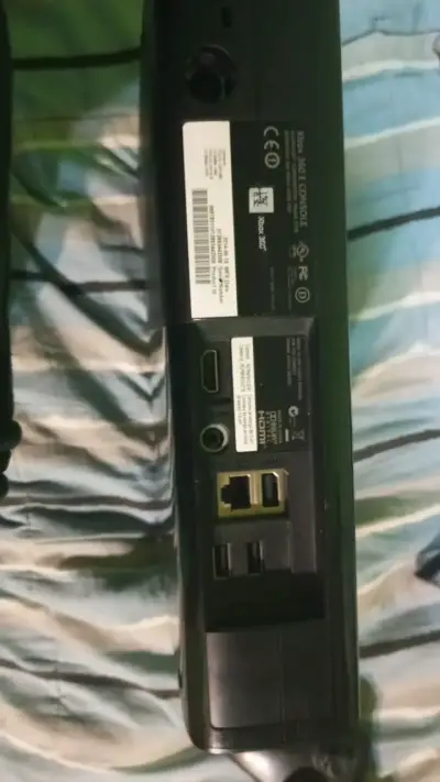 Consola Xbox 360 con dos controles - miniatura 5