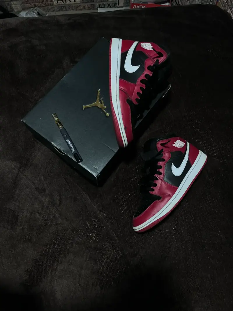 Zapatillas Nike Air Jordan 1 Mid Rojo y Negro - 1