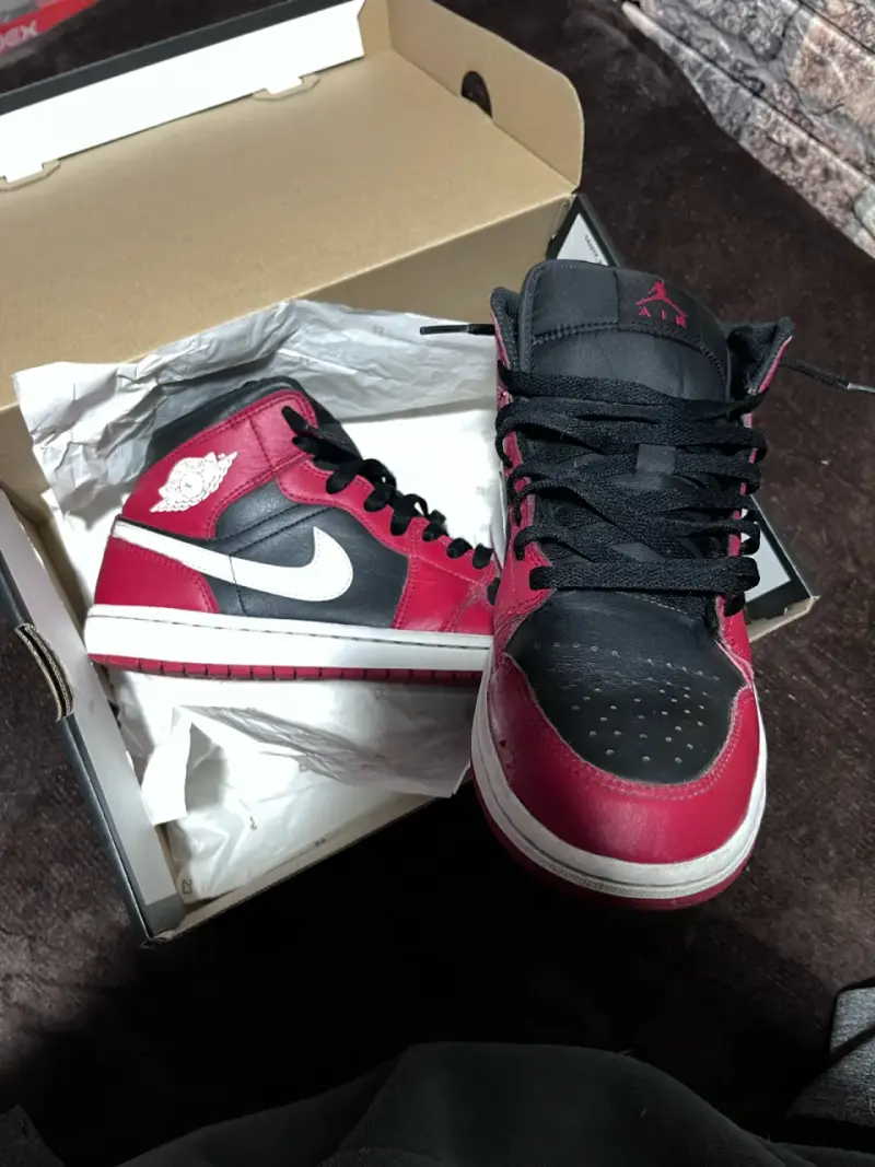Zapatillas Nike Air Jordan 1 Mid Rojo y Negro - 2