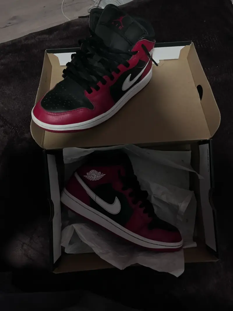 Zapatillas Nike Air Jordan 1 Mid Rojo y Negro - 3