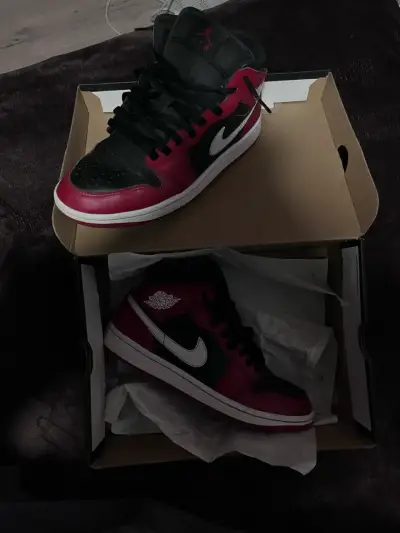 Zapatillas Nike Air Jordan 1 Mid Rojo y Negro - miniatura 3
