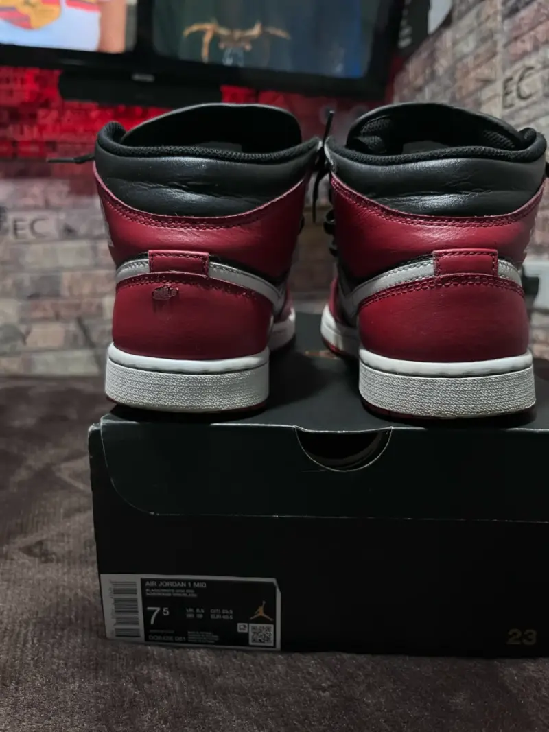Zapatillas Nike Air Jordan 1 Mid Rojo y Negro - 4