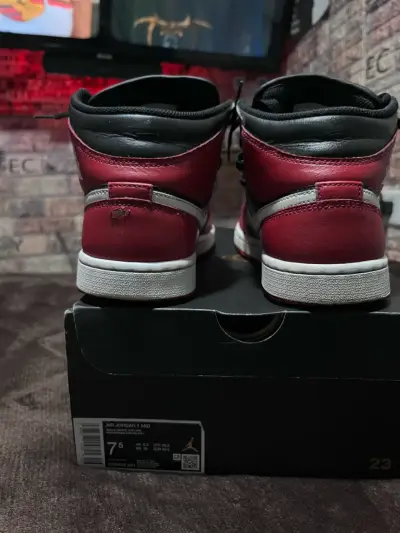 Zapatillas Nike Air Jordan 1 Mid Rojo y Negro - miniatura 4