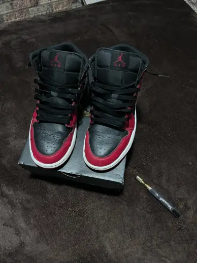 Zapatillas Nike Air Jordan 1 Mid Rojo y Negro - miniatura 5