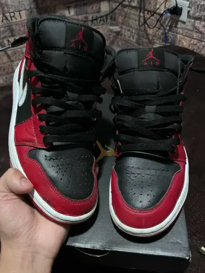 Zapatillas Nike Air Jordan 1 Mid Rojo y Negro - miniatura 6