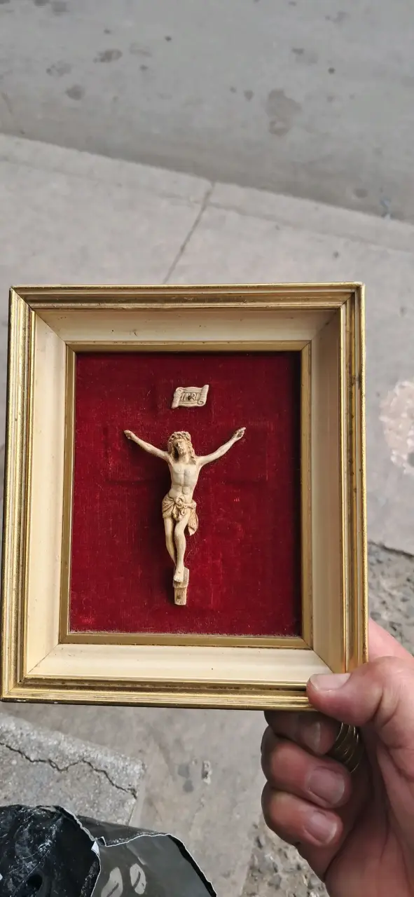 Cuadro de Cristo en marco dorado - 1