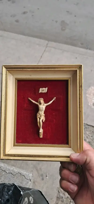 Cuadro de Cristo en marco dorado - miniatura 1