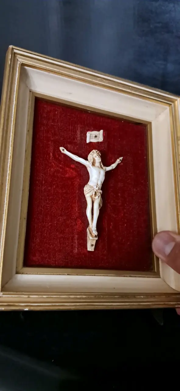 Cuadro de Cristo en marco dorado - 2
