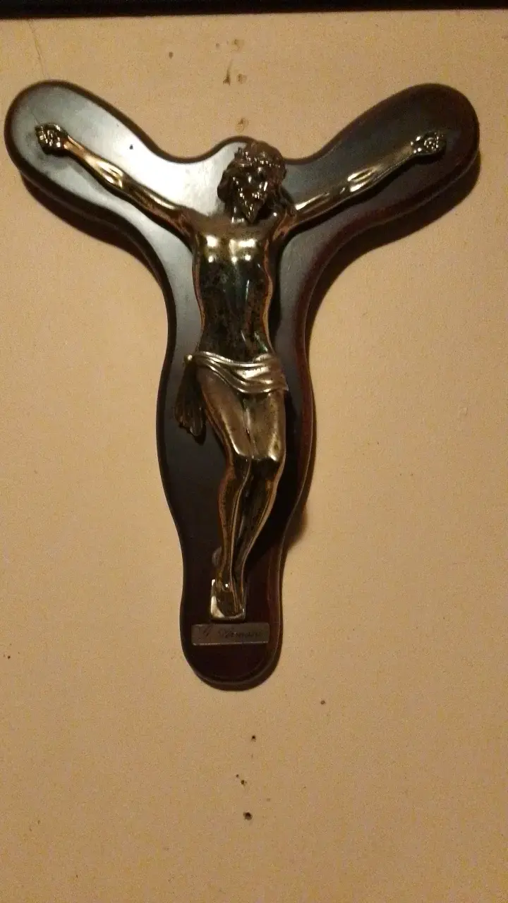 Crucifijo de pared con figura metálica - 1