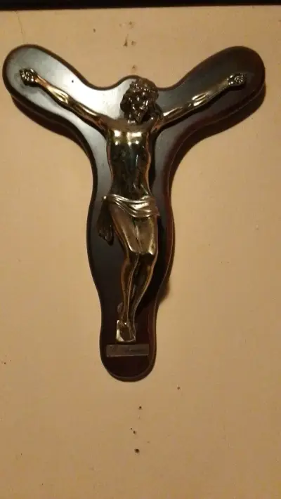 Crucifijo de pared con figura metálica - miniatura 1