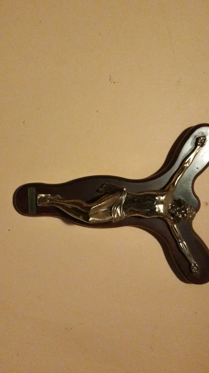 Crucifijo de pared con figura metálica - 3