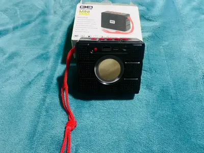 Parlante Bluetooth Mini Portátil con Correa Roja - miniatura 1