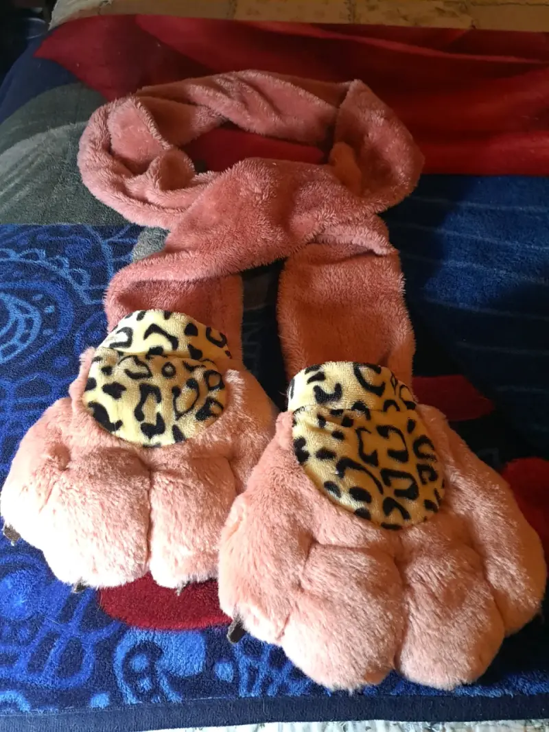 Conjunto bufanda y guantes felpa. Animal print. - 4