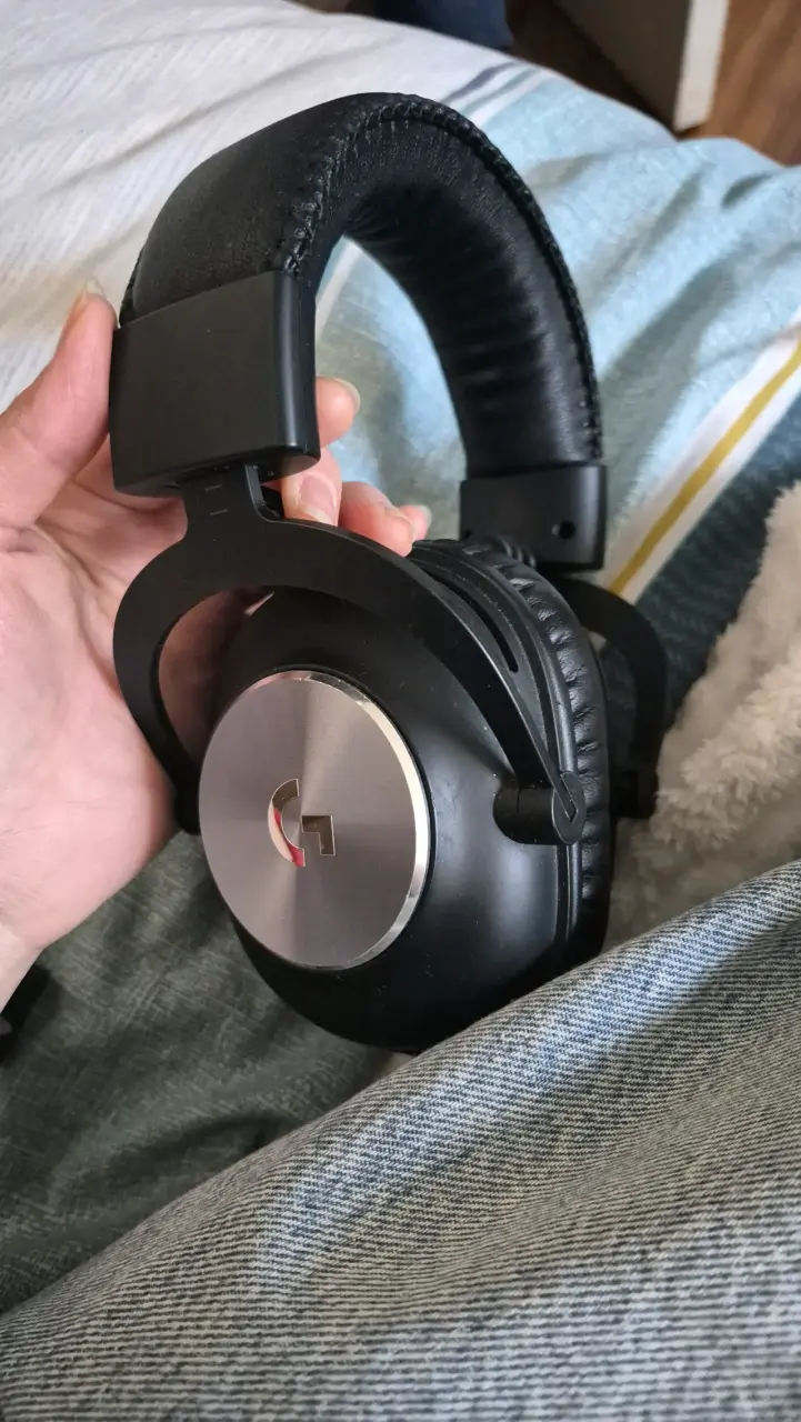 Audífonos Logitech Pro con micrófono desmontable - 1