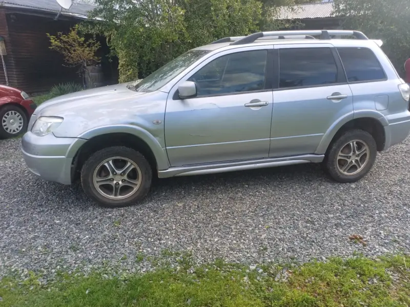 SUV Mitsubishi Outlander en buen estado - 1