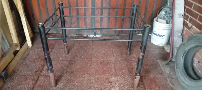Mesa de comedor de vidrio con base metálica - miniatura 1