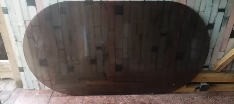 Mesa de comedor de vidrio con base metálica - 2