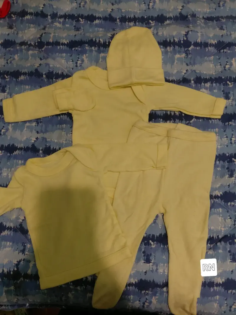 lote de ropa y cositas de bebé - 5