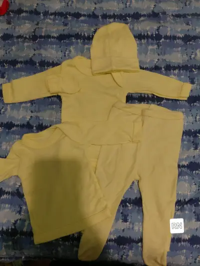 lote de ropa y cositas de bebé - miniatura 5