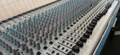 Mesa de audio bheringer - miniatura 1